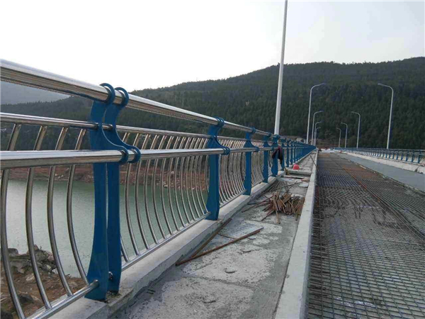 徐州不锈钢桥梁护栏的特点及其在桥梁安全中的重要作用