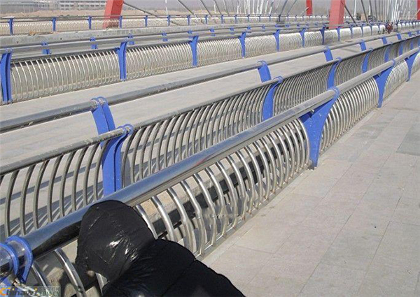 徐州不锈钢复合管护栏一种安全而耐用的防护解决方案