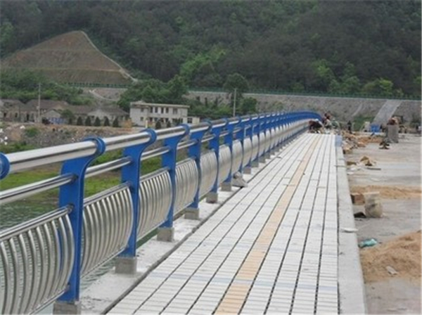 徐州不锈钢桥梁护栏的特性及其在现代建筑中的应用